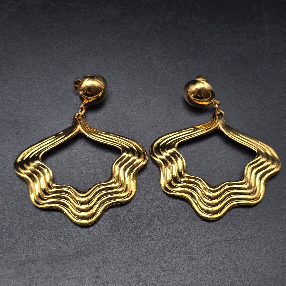 Avon Ribbed Wavy Fan Earrings Vintage Pierced Jewelry